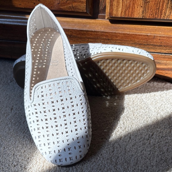 AEROSOLES White Perforated Loafers NWOT - Picture 1 of 6